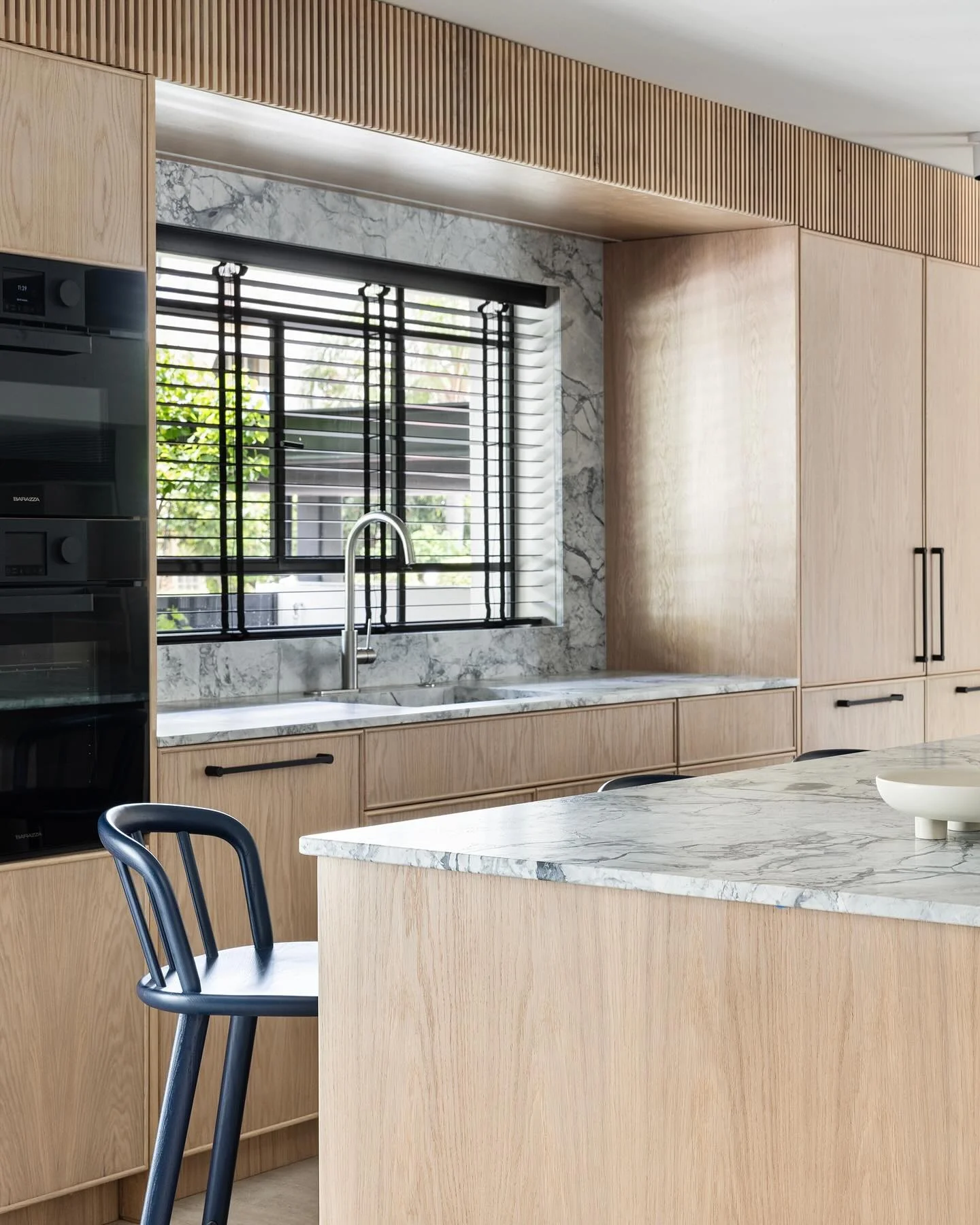 Light Oak Brightness with Cool Marble Touches (Wooden Kitchen Ideas)