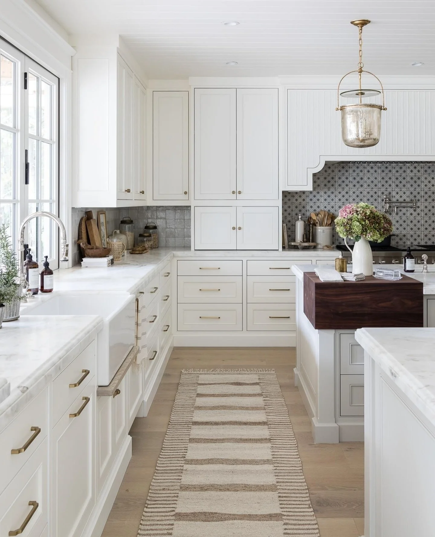 Bright White Kitchen with Luxurious Brass Touches (Barndo Kitchen Ideas)