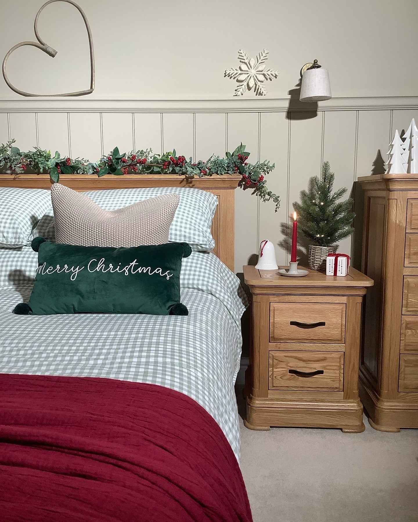 Rustic Cottage Vibes with Traditional Red and Green (Christmas Bedroom Ideas)