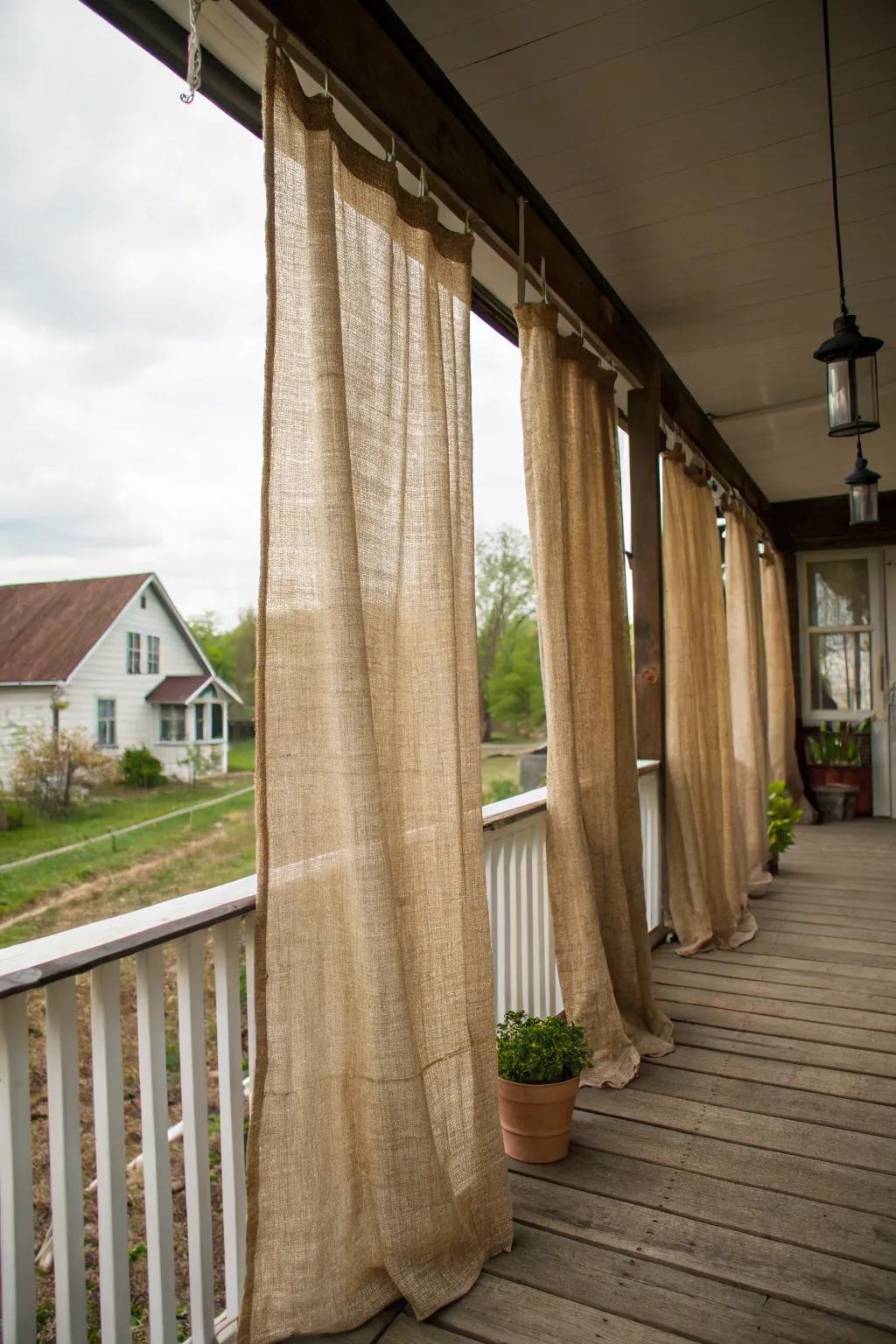 Hessian drapes introduce countryside elegance and seclusion.