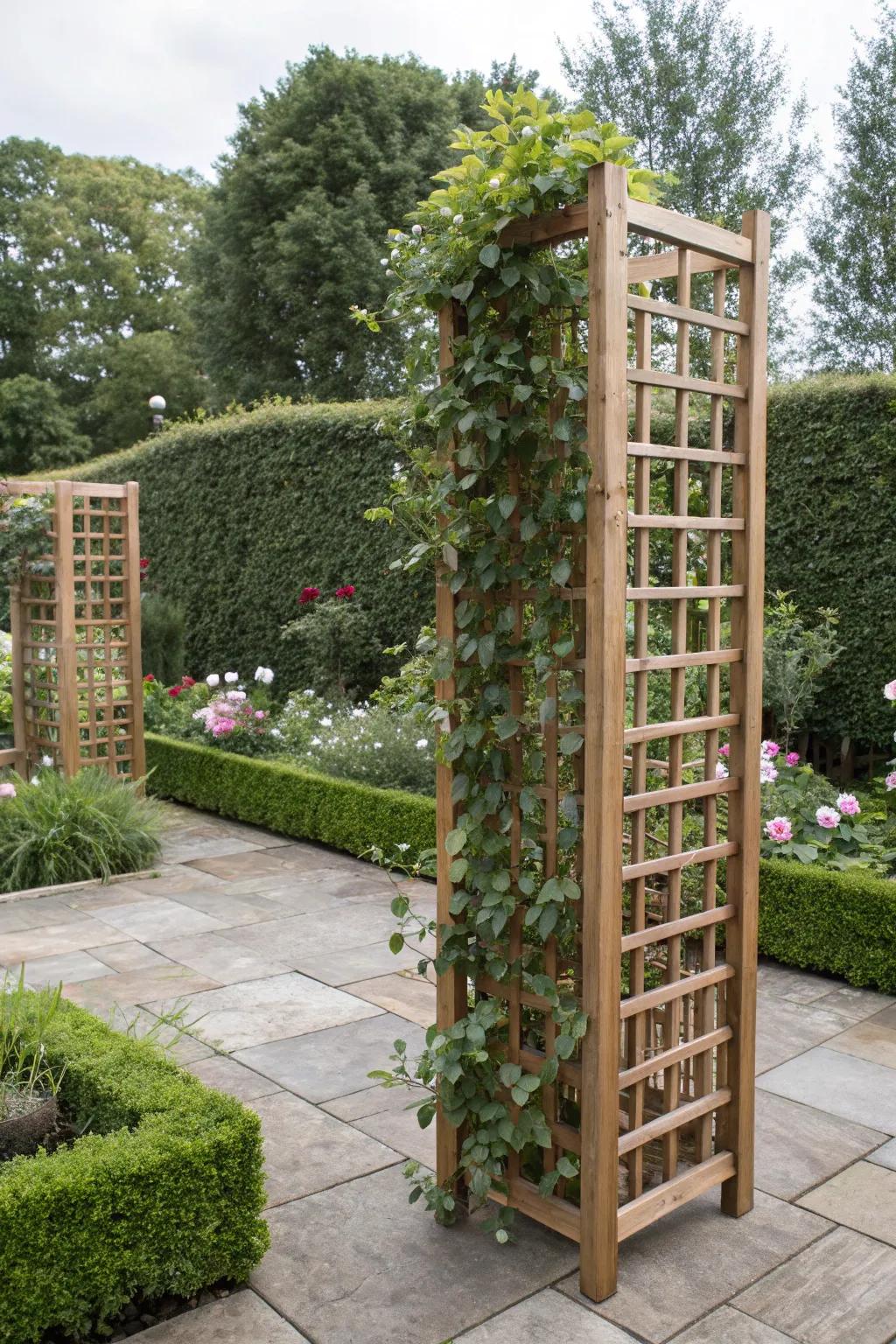 Choose flexibility using a freestanding trellis panel.
