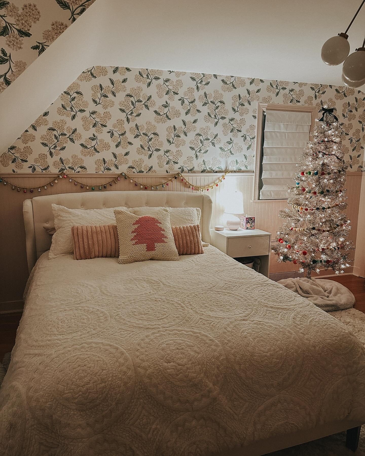 Timeless Vintage Charm with Floral Accents (Christmas Bedroom Ideas)